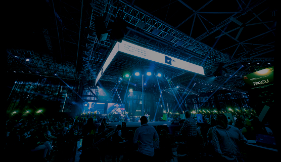 Escenario e iluminación en evento Startco